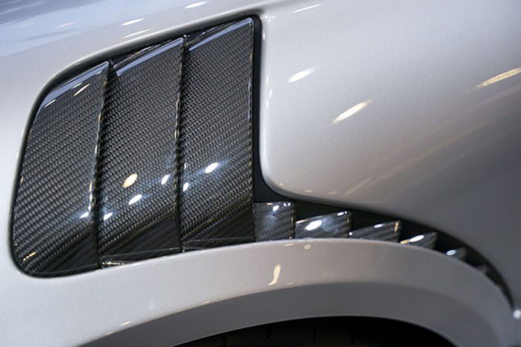 Bên cạnh đó, mui xe, nắp capo đều được làm bằng sợi carbon siêu nhẹ, giúp khối lượng xe giảm 30 kg. Ngoài ra, các chi tiết khác như màu sơn, vành xe là giống hệt nhau. Khách hàng có thể cá nhân hóa từng chi tiết nhỏ trên 911 GT2 RS nhờ có bản danh sách phụ kiện tùy chọn phong phú được hãng đưa ra.