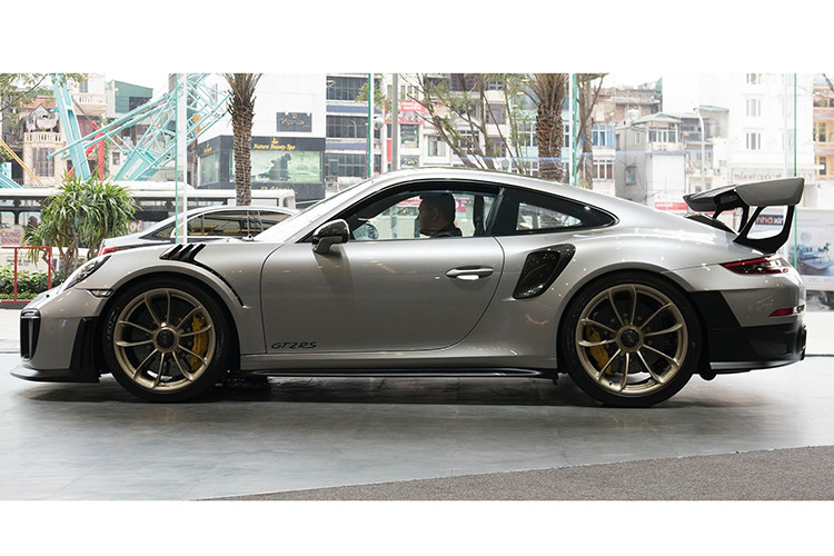 Sau hành trình tặng sách với dàn siêu xe ước tính 300 tỷ hồi giữa năm 2018, Đặng Lê Nguyên Vũ lại gây sốt với chiếc siêu xe Porsche 911 GT2 RS, một trong 3 chiếc đã nhập về Việt Nam đầu năm 2019. Chiếc xe được giới săn tin tiết lộ là thuộc sở hữu của ông Đặng Lê Nguyên Vũ. 