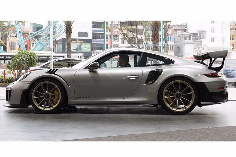 Sau hành trình tặng sách với dàn siêu xe ước tính 300 tỷ hồi giữa năm 2018, Đặng Lê Nguyên Vũ lại gây sốt với chiếc siêu xe Porsche 911 GT2 RS, một trong 3 chiếc đã nhập về Việt Nam đầu năm 2019. Chiếc xe được giới săn tin tiết lộ là thuộc sở hữu của ông Đặng Lê Nguyên Vũ. 