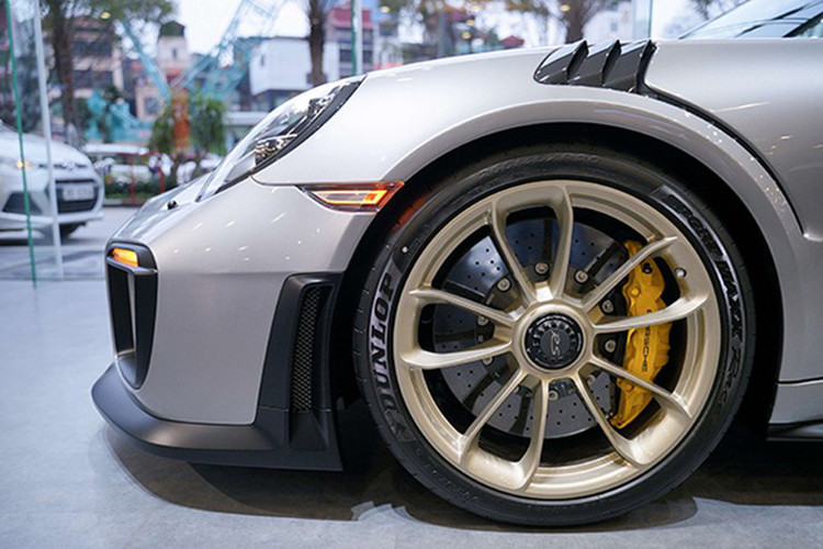 Vành xe cua siêu phẩm tốc độ Porsche 911 GT2 RS được chế tạo từ magiê. Vành trước kích thước lớn 20 inch đi kèm lốp kích thước 265/35 ZR 20, vành sau kích thước 21 inch và lốp kích thước 325/30 ZR 21.