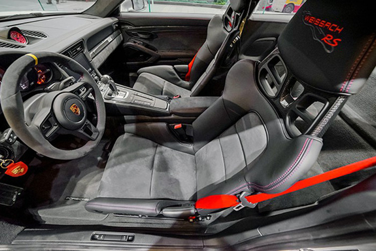 Porsche 911 GT2 RS được phát triển dựa trên phiên bản 911 Turbo S với khối động cơ 3,8 lít tăng áp kép cho ra 690 mã lực và 750 Nm. Cân nặng của xe đạt mức 1.470 kg nên thời gian tăng tốc của xe từ 0-100 km/h chỉ trong 2,8 giây và tốc độ tối đa lên tới 340 km/h. Hộp số được trang bị cho xe là loại tự động PDK 7 cấp.