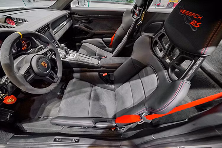 Porsche 911 GT2 RS được phát triển dựa trên phiên bản 911 Turbo S với khối động cơ 3,8 lít tăng áp kép cho ra 690 mã lực và 750 Nm. Cân nặng của xe đạt mức 1.470 kg nên thời gian tăng tốc của xe từ 0-100 km/h chỉ trong 2,8 giây và tốc độ tối đa lên tới 340 km/h. Hộp số được trang bị cho xe là loại tự động PDK 7 cấp.