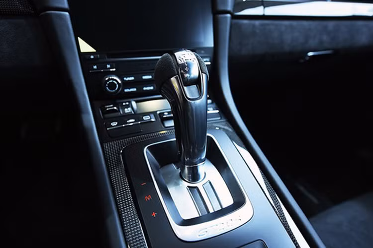 Giá xe Porsche 911 GT2 RS tại thị trường Mỹ là 293.200 USD, chưa bao gồm phí tùy theo địa điểm khoảng hơn 1000 USD. Trong khi đó, giá bán tiêu chuẩn của chiếc xe tại Việt Nam là 20,19 tỷ đồng (bao gồm thuế nhập khẩu, thuế tiêu thụ đặc biệt, thuế giá trị gia tăng và gói dịch vụ địa phương).