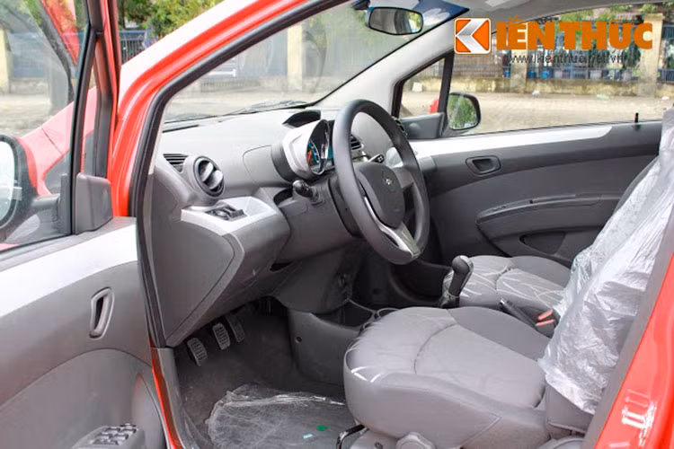 Bên trong nội thất của phiên bản 2016 này được thiết kế lại. là một mẫu xe cỡ nhỏ giá rẻ, Chevroletchỉ trang bị cho Spark Duo những trang thiết bị cơ bản, trong khi nhiều tính năng được loại bỏ để giảm giá thành.