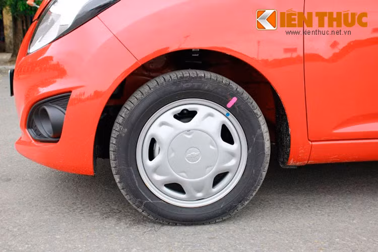  Mẫu xe cỡ nhỏ này sử dụng mâm xe dạng 5 chấu kích thước được nâng lên từ 13 inch thành 14 inch, đi kèm với lốp kích cỡ 155/70R14 làm tăng khả năng di chuyển trên mọi địa hình.