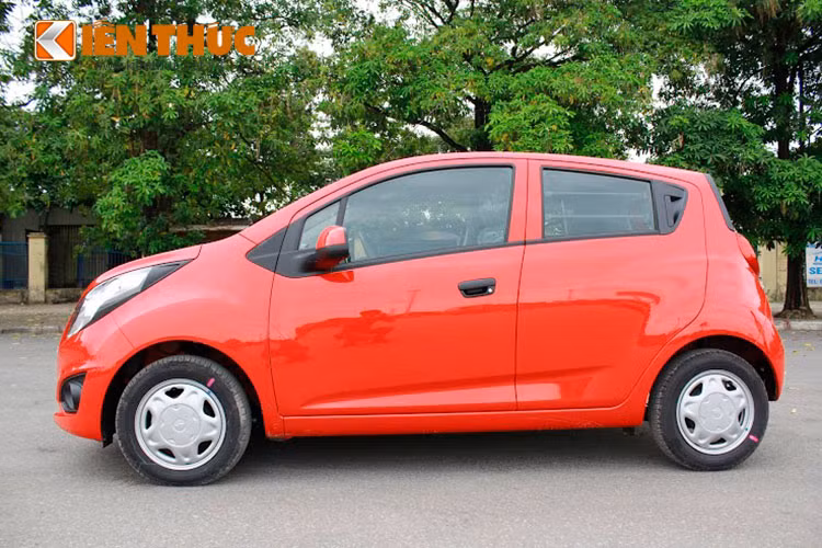 Spark Duo 2016 vẫn giữ thiết kế tổng thể nhỏ nhắn như những thế hệ trước. Chiều dài tổng thể của xe là 3.632 mm, rộng 1.565 mm. Trục cơ sở của Spark Van đạt 2.385 mm. Thân xe sở hữu những đường gân, mang đến cảm giác khỏe khoắn và cứng cáp.