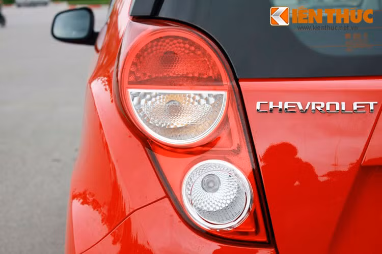 Trên cửa hậu xe được tích hợp ốp viền thiết kế kiểu mới, đèn hậu được thay đổi từ kiểu đèn tròn lõm chuyển sang kiểu thiết bo tròn lồi ra ngoài khiến đuôi xe sang trọng hơn phiên bản cũ.