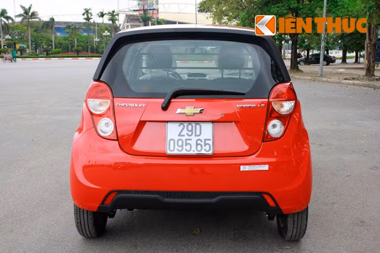  Ở phía đuôi xe, cản sau, đèn chiếu hậu cũng mang kiểu dáng mới, có tính thẩm mỹ cao hơn. hân xe dài hơn nên đuôi xe thế hệ mới cũng nhô hẳn ra ngoài, trông có phần thanh thoát hơn.