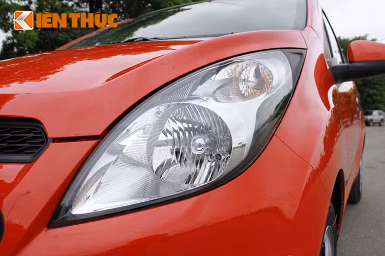  Cụm đèn pha của phiên bản 2016 này cũng đã được Chevrolet làm lại, kéo dài sang hai bên. Sự kết hợp của cụm đèn, lưới tản nhiệt mới, vị trí đèn sương mù và cản trước mang đến cảm giác hiện đại và bắt mắt.