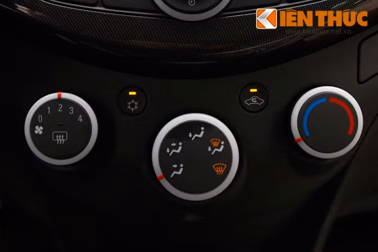 Vô lăng được thiêt kế đơn giản ngoài còi ra không có các nút bấm tiện ích. Cụm đồng hồ hiển thị dạng analog kết hợp cùng đồng hồ điện tử.