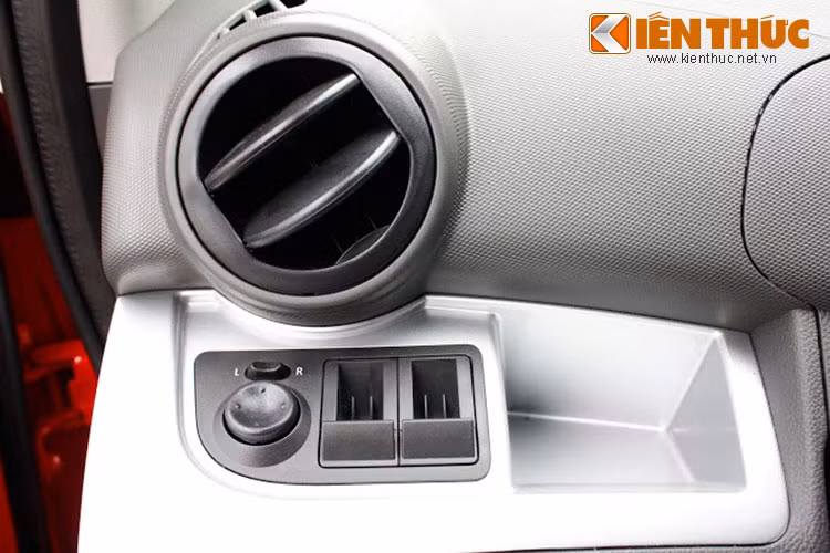 Phiên bản mới này có khoang sau sử dụng để chứa đồ dung tích hơn 300L và được ngăn cách với cabin bởi khung kim loại chắc chắn.