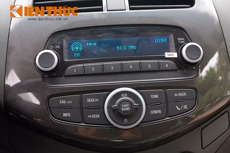 Hệ thống giải trí cũng được cắt giảm tối đa, trong khi ở những phiên bản cao cấp hơn, Spark 2016 được trang bị màn hình màu kích thước 7 inch.