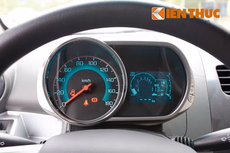 Mẫu Spark Dou 2016 nhập khẩu về Hà Nội sử dụng hộp số tự động C-Tech. Trang bị an toàn nổi bật với hệ thống chống trơn trượt, cảnh báo điểm mù, cảnh báo chuyển làn, cảnh báo va chạm phía trước tùy thuộc vào từng phiên bản và thị trường khác nhau.