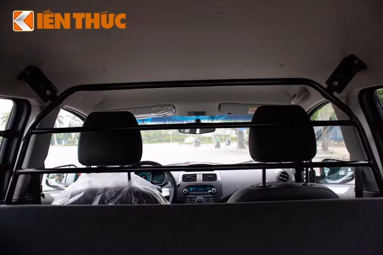  So với động cơ 0.8L của phiên bản hiện tại, Chevrolet Spark Duo 2016 được trang bị động cơ xăng 1.2L 4 xy-lanh mới sản sinh công suất tối đa 80 mã lực tại 6.400vòng/phút và mô-men xoắn cực đại 108Nm tại 4.800 vòng/phút. Xe sử dụng hộp số sàn 5 cấp.