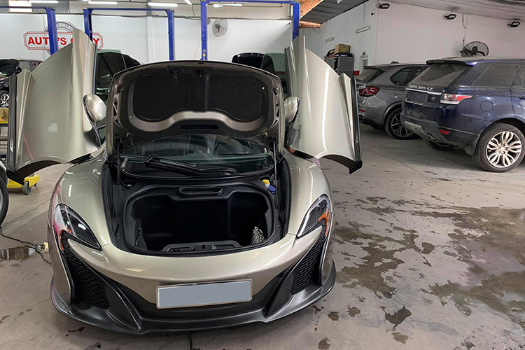 Tiếp đến là chiếc siêu xe McLaren 650S Spider màu bút chì. Chiếc McLaren 650S Spider đặc biệt hơn vì là bản MSO giới hạn 50 chiếc trên toàn thế giới với một số điểm nhấn so với bản tiêu chuẩn, như sử dụng nhiều chi tiết làm bằng vật liệu carbon ở trong và ngoài, nội thất bọc da chất lượng cao cấp hơn