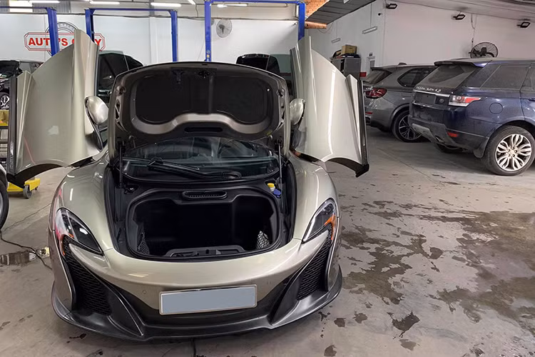 Tiếp đến là chiếc siêu xe McLaren 650S Spider màu bút chì. Chiếc McLaren 650S Spider đặc biệt hơn vì là bản MSO giới hạn 50 chiếc trên toàn thế giới với một số điểm nhấn so với bản tiêu chuẩn, như sử dụng nhiều chi tiết làm bằng vật liệu carbon ở trong và ngoài, nội thất bọc da chất lượng cao cấp hơn