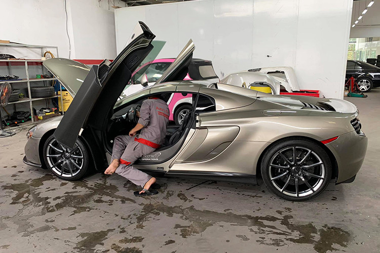 Là một chiếc siêu xe truyền thống, 650S Spider có cách bố trí động cơ đặt giữa, dẫn động bánh sau. Xe được trang bị động cơ tăng áp kép 3.8l đem tới công suất 650 PS và mô-men xoắn cực đại 678 Nm. Sức mạnh của xe được truyền qua hộp số ly hợp kép 7 cấp. Xe từng gây xôn xao khi về nước hồi giữa năm 2016. Tại Mỹ, xe có giá 295.000 USD.