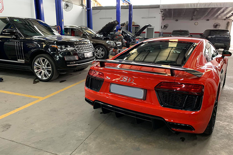 Cuối cùng là chiếc Audi R8 V10 Plus, đây là chiếc thứ 3 về nước năm 2016. Xe gắn động cơ V10 5.2L FSI hút khí tự nhiên, công suất 610 mã lực, mô-men xoắn 560 Nm. Đi kèm khối động cơ khủng này là hộp số S tronic 7 cấp cải tiến với 3 chế độ, kết hợp với hệ thống dẫn động bốn bánh. R8 V10 Plus có khả năng tăng tốc từ 0-100km/h trong 3,2 giây và đạt tốc độ tối đa 330 km/h.