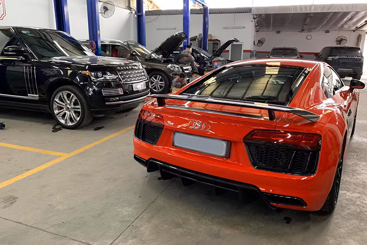 Cuối cùng là chiếc Audi R8 V10 Plus, đây là chiếc thứ 3 về nước năm 2016. Xe gắn động cơ V10 5.2L FSI hút khí tự nhiên, công suất 610 mã lực, mô-men xoắn 560 Nm. Đi kèm khối động cơ khủng này là hộp số S tronic 7 cấp cải tiến với 3 chế độ, kết hợp với hệ thống dẫn động bốn bánh. R8 V10 Plus có khả năng tăng tốc từ 0-100km/h trong 3,2 giây và đạt tốc độ tối đa 330 km/h.