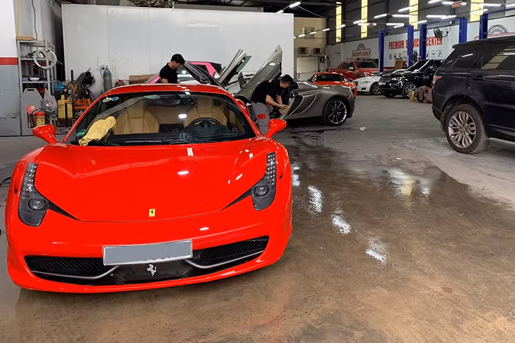 Nổi bật nhất trong những chiếc xe này chính là siêu xe Ferrari 458 Italia màu đỏ. Đây là chiếc 458 Italia màu đỏ thứ 2 và được nhập về bởi một showroom ở Hà Nội với giá gần chục tỷ đồng. Trải qua một số lần giảm giá đến vài tỷ, siêu xe này vẫn không tìm được chủ nhân.
