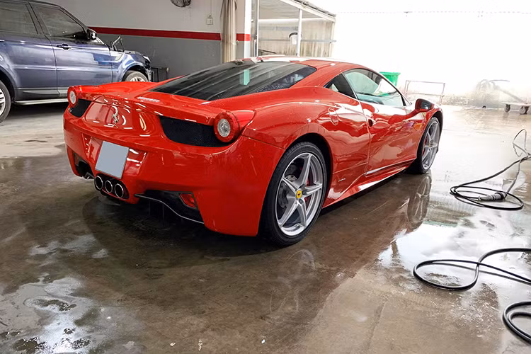 Ferrari 458 Italia sử dụng động cơ V8, 4.5 lít, công suất cực đại 570 mã lực cùng 540 Nm. Mẫu xe này hiện đã dừng sản xuất và được thay thế bằng 488 GTB. Hồi mới nhập về đầu 2011, siêu xe này có giá bán đề xuất khoảng 8 tỷ đồng. Sau đó, xe được chuyển vào Sài Gòn và đã tìm được khách để ra biển năm 2014. 