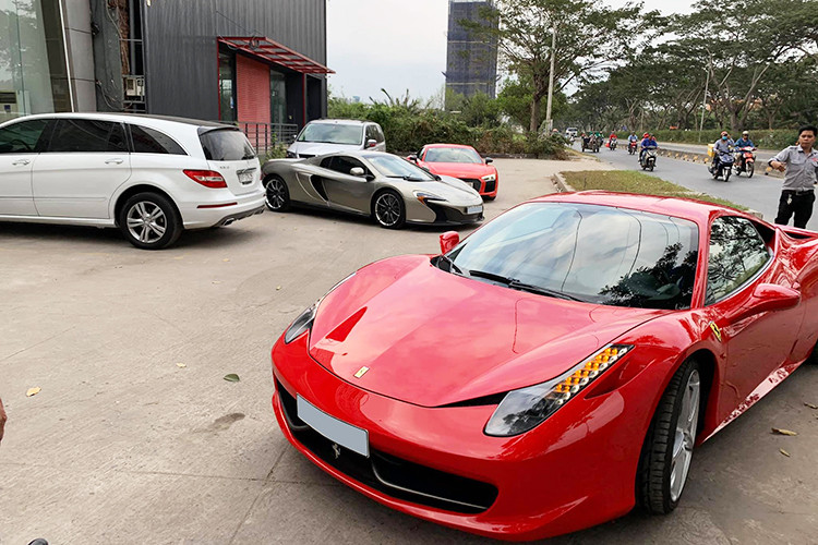 Từng gây xôn xao vì nằm chung trong một hầm gửi xe của một khách sạn lớn ở TP HCM, dàn siêu xe tại Sài Gòn này mới đây đã bất ngờ xuất hiện tại một garage ôtô quận 7 để "làm đẹp". Theo một nguồn tin, dàn siêu xe này thuộc sở hữu của một đại gia trong ngành kinh doanh hàng hóa tiêu dùng.