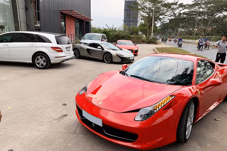 Từng gây xôn xao vì nằm chung trong một hầm gửi xe của một khách sạn lớn ở TP HCM, dàn siêu xe tại Sài Gòn này mới đây đã bất ngờ xuất hiện tại một garage ôtô quận 7 để "làm đẹp". Theo một nguồn tin, dàn siêu xe này thuộc sở hữu của một đại gia trong ngành kinh doanh hàng hóa tiêu dùng.