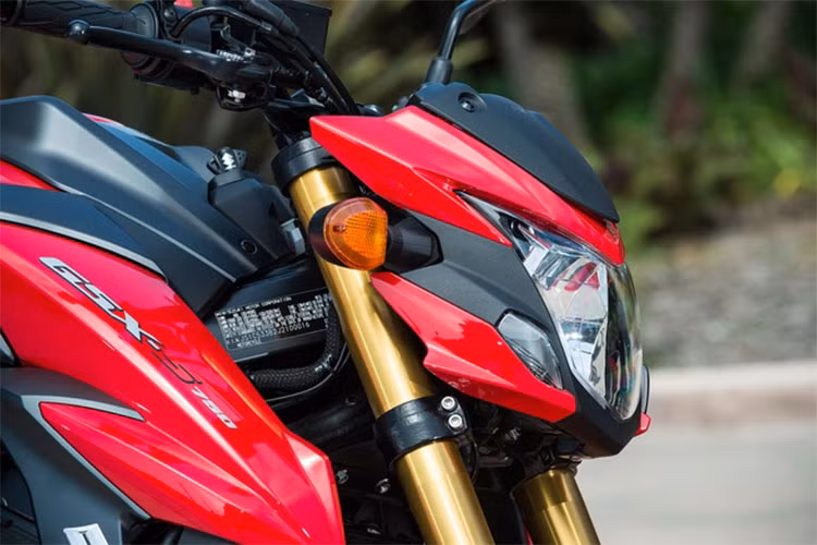 Trên phiên bản mới này, thiết kế vỏ và tem xe của chiếc Suzuki GSX-S750 phiên bản 2018 tạo cảm giác như đang lướt gió với nhiều đường vuốt ngược ra phía sau. Phần đầu xe thiết kế sắc nhọn với các góc cạnh mang đến cho nó vẻ mạnh mẽ và hầm hố theo phong cách street fighter.