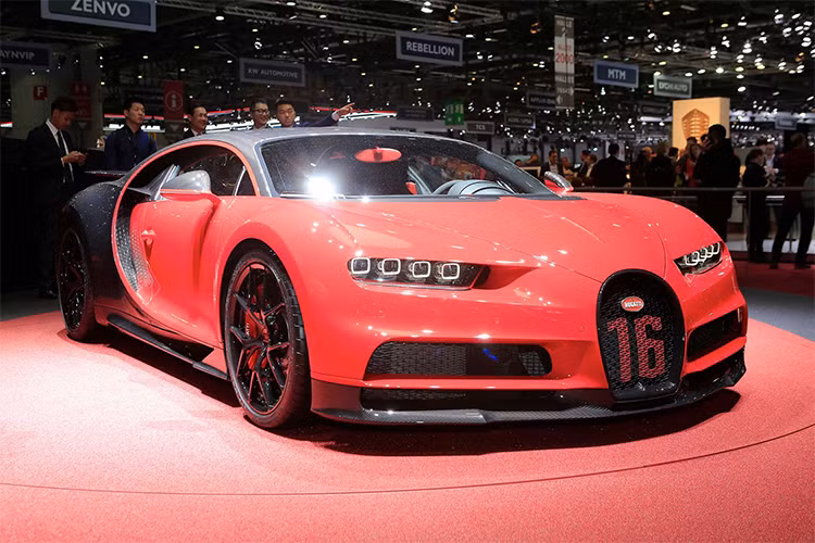 Bugatti sẽ mang siêu xe Chiron Sport tới triển lãm New York để chào sân với các đại gia khu vực Bắc Mỹ. Phiên bản nâng cấp của chiếc hypercar hàng đầu thế giới mang tên Bugatti Chiron Sport 2018 được cho mang đến khả năng xử lý ấn tượng hơn và nhanh hơn bản tiêu chuẩn.