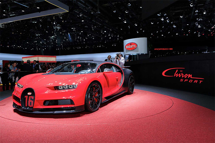 So với Bugatti Chiron phiên bản thông thường, Bugatti Chiron Sport được trang bị hệ thống lái được hiệu chỉnh lại để thêm linh hoạt hơn và một khung gầm cứng cáp hơn. Về trọng lượng. Chiron Sport nhẹ hơn 18kg so với mẫu cũ nhờ sử dụng bộ mâm hợp kim nhẹ, sợi carbon được sử dụng nhiều hơn ở thân xe và ngay cả cần gạt nước.