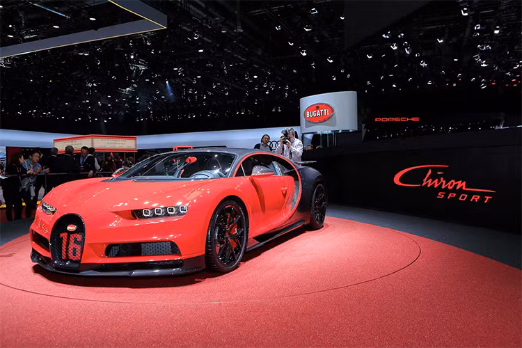 So với Bugatti Chiron phiên bản thông thường, Bugatti Chiron Sport được trang bị hệ thống lái được hiệu chỉnh lại để thêm linh hoạt hơn và một khung gầm cứng cáp hơn. Về trọng lượng. Chiron Sport nhẹ hơn 18kg so với mẫu cũ nhờ sử dụng bộ mâm hợp kim nhẹ, sợi carbon được sử dụng nhiều hơn ở thân xe và ngay cả cần gạt nước.