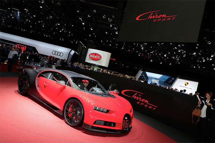 Mức giá cơ bản cho Bugatti Chiron Sport tại Mỹ là 3.26 triệu USD, cao hơn thị trường Châu Âu một chút (khoảng 74,3 tỷ đồng) đã bao gồm phí vận chuyển, thuế hải quan và các loại thuế và phí khác. Những chiếc xe đầu tiên đến tay khách hàng dự kiến sẽ vào cuối năm .