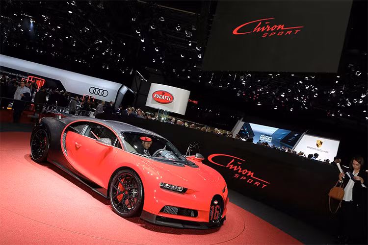 Mức giá cơ bản cho Bugatti Chiron Sport tại Mỹ là 3.26 triệu USD, cao hơn thị trường Châu Âu một chút (khoảng 74,3 tỷ đồng) đã bao gồm phí vận chuyển, thuế hải quan và các loại thuế và phí khác. Những chiếc xe đầu tiên đến tay khách hàng dự kiến sẽ vào cuối năm .