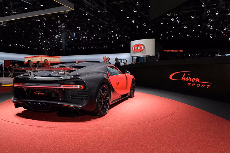 Nhờ chế độ Handling Driving Mode chiếc xe sẽ cải thiện hẳn khả năng vận hành nhất là ở những góc cua. Nhà sản xuất cho biết siêu xe đặc biệt có thành tích nhanh hơn 5 giây so với bản tiêu chuẩn khi chạy trên đường thử Nardo. Ở tốc độ trên 200 km/h, Chiron Sport vẫn vào cua tốt.
