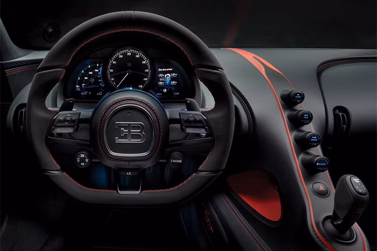 Giữa 2 ghế ngồi được ngăn với nhau bởi một tấm chữ C nằm nối tiếp với đường kẻ chạy dọc thân xe ngoài ngoại thất sử dụng đèn led đèn LED đổi mầu. Bảng điều khiển trung tâm đặt dọc, sử dụng các núm điều khiển tích hợp màn hình chỉ báo. Các nút bấm được tập trung trên vô-lăng.