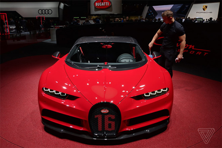 Bugatti Chiron Sport mới được trang bị chế độ điều khiển Handling Driving Mode - Chế độ này cho phép xe có mô-men xoắn linh động hơn khi phân bổ độc lập tới từng bánh. Ngoài ra, hệ thống treo cứng với bộ lò xò giảm xóc cũng tăng lên 10% so với phiên bản thường đang bán ra.