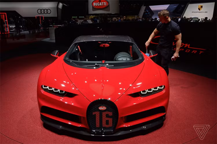 Bugatti Chiron Sport mới được trang bị chế độ điều khiển Handling Driving Mode - Chế độ này cho phép xe có mô-men xoắn linh động hơn khi phân bổ độc lập tới từng bánh. Ngoài ra, hệ thống treo cứng với bộ lò xò giảm xóc cũng tăng lên 10% so với phiên bản thường đang bán ra.