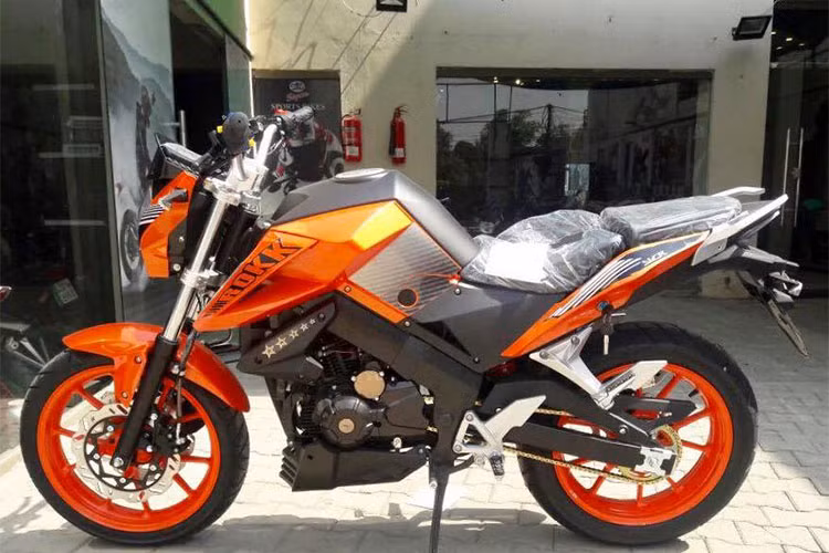 Các hãng sản xuất xe máy Trung Quốc vốn đã khá nổi tiếng nhờ việc sao chép thiết kế các mẫu môtô đến từ các thương hiệu lớn trên thế giới. Mới đây một thương hiệu xe Trung Quốc có tên là Sigma đã cho ra mắt mẫu naked-bike cho thị trường Pakistan với tên gọi Sigma Rokk 200.