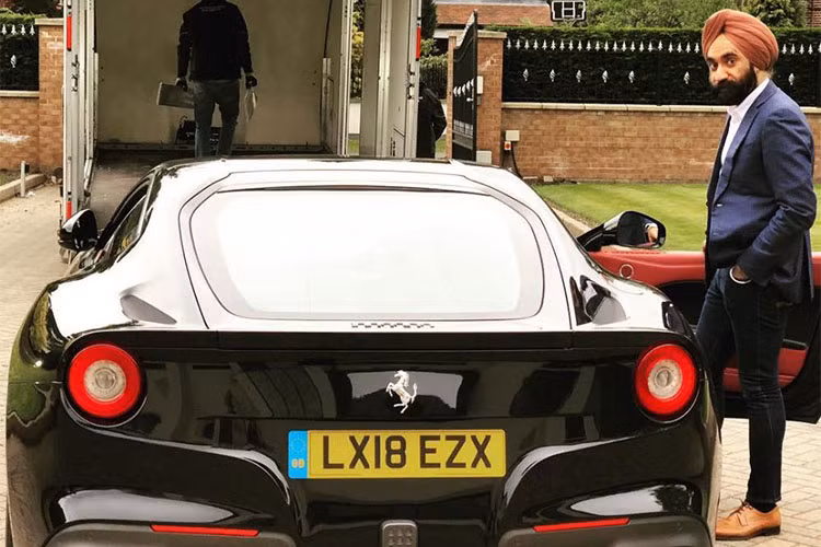 Không ít cư dân mạng ngay sau đó đã chia sẻ hình ảnh ông Singh chụp ảnh bên 7 chiếc Rolls-Royce của mình và các mẫu siêu xe khác mà ông đang sở hữu thể hiện sự kính nể về thú chơi ngông này. 