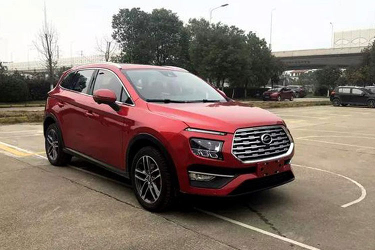 Mới đây, những hình ảnh mới nhất về mẫu xe Trung Quốc Landwind E315 đã được nhà sản xuất Trung Quốc hé lộ. Qua đó, những đường nét thiết kế ăn theo Land Rover đã được loại bỏ để thay bằng hình ảnh hoàn toàn mới, trẻ trung và mang bản sắc riêng nhiều hơn.