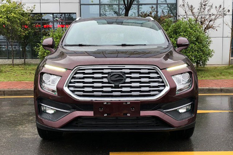 Quay trở lại với mẫu SUV Landwind E315 mới, xe được đánh giá là sở hữu ngôn ngữ thiết kế "lột xác" hoàn toàn so với mẫu Landwind X7 "nhái" Land Rover trước đó. Phần đầu xe với mặt ca-lăng hình lục giác to bản cùng nhiều thanh nhôm phay xước đan xen kết hợp logo ở vị trí trung tâm tạo cảm giác như một "cái miệng lớn" bao quát toàn bộ đầu xe.