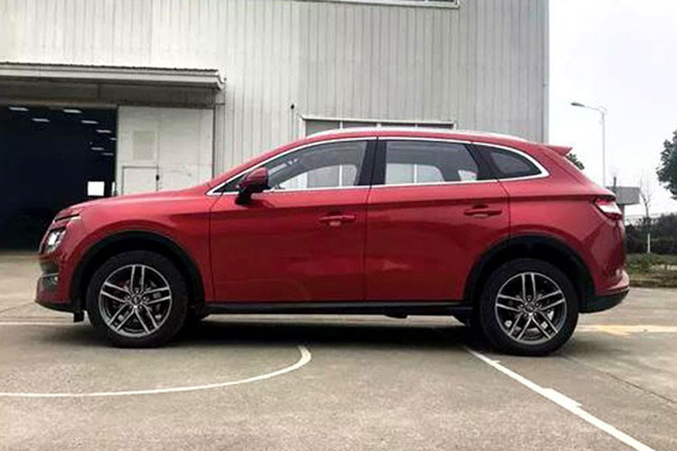 Trước đó vào tháng 3 vừa qua, Land Rover đã thắng kiện Landwind ở vụ kiện bản quyền thiết kế. Theo đó, Landwind đã sao chép một cách trắng trợn các thiết kế của Land Rover trên mẫu xe Landwind X7. Vụ kiện kéo dài nhiều năm và đã được toà án Bắc Kinh ra phán quyết. Việc thua kiện ngay trên chính sân nhà có vẻ như đã khiến hãng xe Trung Quốc từ bỏ ý định sao chép, ăn theo thiết kế của các hãng xe phương tây.