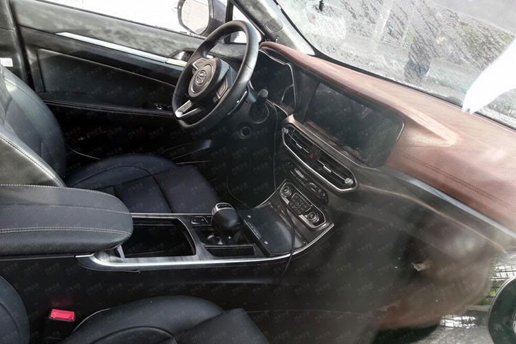 Bước vào không gian nội thất, Landwind E315 2020 mới dường như vẫn "học hỏi" thiết kế rất nhiều từ Mercedes-Benz E-Class với đường táp-lô kéo dài uốn lượn bao quanh 2 màn hình trung tâm. Vô-lăng 3 chấu bọc da, cần số điện tử là những trang bị tiêu chuẩn trên mẫu xe này. Ngoài ra, Landwind E315 còn được trang bị cả hệ thống camera 360.