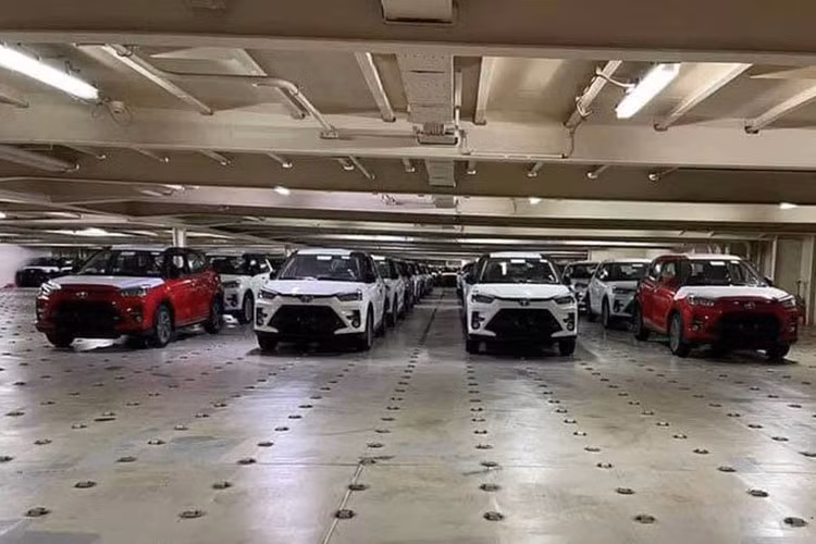 Các trang bị khác gồm; có màn hình giải trí 9 inch có kết nối Apple CarPlay/Android Auto và điện thoại thông minh, màn hình đa thông tin 7 inch trong bảng đồng hồ, điều hoà tự động và đề nổ bằng nút bấm. Toyota Raize khá đề cao tính thực dụng với không gian nội thất cho 5 người, 10 hộc để đồ tiện lợi và khoang hành lý 369 lít ở dạng tiêu chuẩn, tăng lên 1.133 lít khi gập hàng ghế sau.