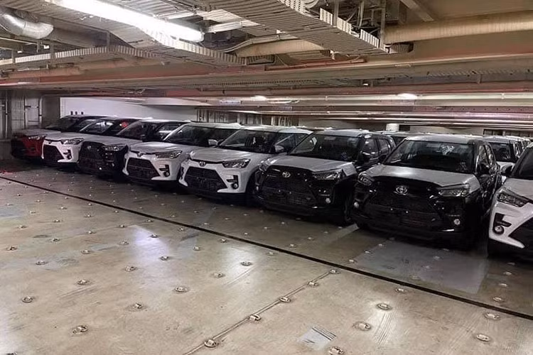 Mới đây, hình ảnh lô xe đầu tiên của Toyota Raize 2022 mới đã chính thức cập cảng Sài Gòn đã được chia sẻ lên mạng xã hội. Theo đó, lô xe này sẽ được vận chuyển dần về các đại lý trên cả nước để chuẩn bị mở bán sau ngày ra mắt tới đây (4/11/2021).
