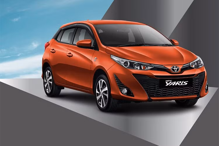 Mẫu xe cỡ nhỏ Yaris được xem là phiên bản Hatchback 5 cửa của mẫu Vios rất thịnh hành tại các nước Đông Nam Á. Toyota Yaris 2018 mới vẫn đi cùng 2 biến thể quen thuộc là E và G, nhưng tại Indonesia xuất hiện thêm bản thể thao TRD Sportivo dành cho các khách hàng trẻ. 