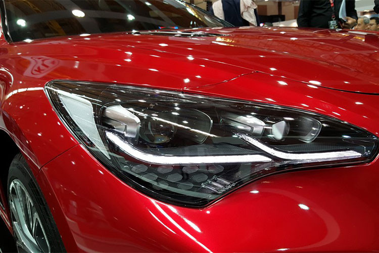 Trong khi đó, dù khác biệt so với phiên bản concept Stinger GT4 trước đó nhưng chiếc xe này vẫn thể hiện sự thể thao và mạnh mẽ với đèn pha LED hiện đại, các đường gân nổi chạy từ vè trước tới dọc thân xe.