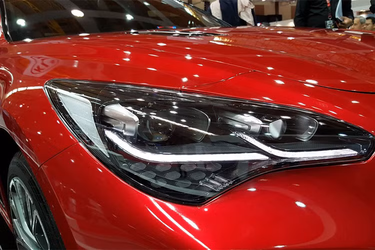 Trong khi đó, dù khác biệt so với phiên bản concept Stinger GT4 trước đó nhưng chiếc xe này vẫn thể hiện sự thể thao và mạnh mẽ với đèn pha LED hiện đại, các đường gân nổi chạy từ vè trước tới dọc thân xe.