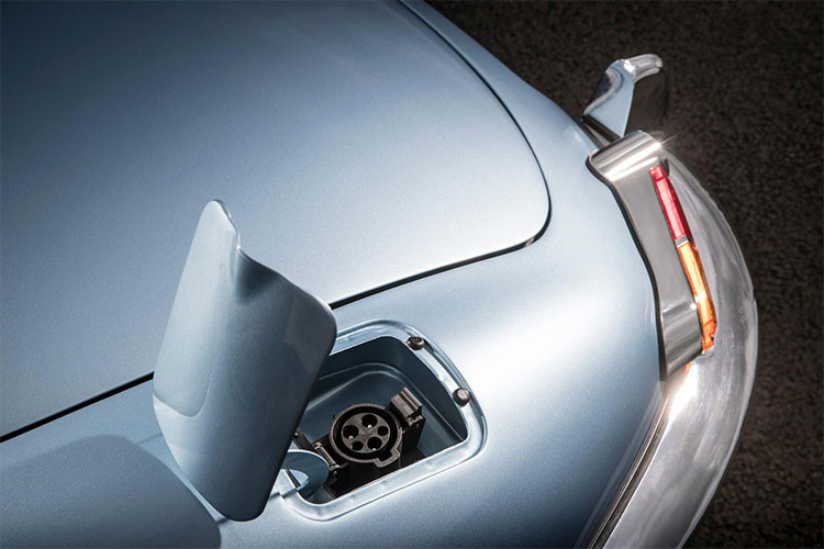 Ngoài động cơ được làm mới lại để sử dụng hoàn toàn bằng điện, chiếc xe mới cũng có trọng lượng nhẹ hơn bản gốc 46 kg. Chiếc xe cũng sở hữu hệ thống đèn LED mới và hệ thống thông tin giải trí hiện đại hơn.