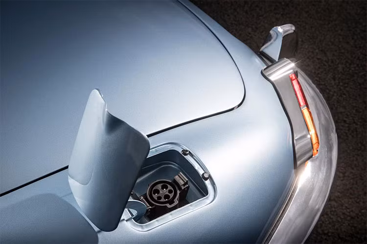 Ngoài động cơ được làm mới lại để sử dụng hoàn toàn bằng điện, chiếc xe mới cũng có trọng lượng nhẹ hơn bản gốc 46 kg. Chiếc xe cũng sở hữu hệ thống đèn LED mới và hệ thống thông tin giải trí hiện đại hơn.